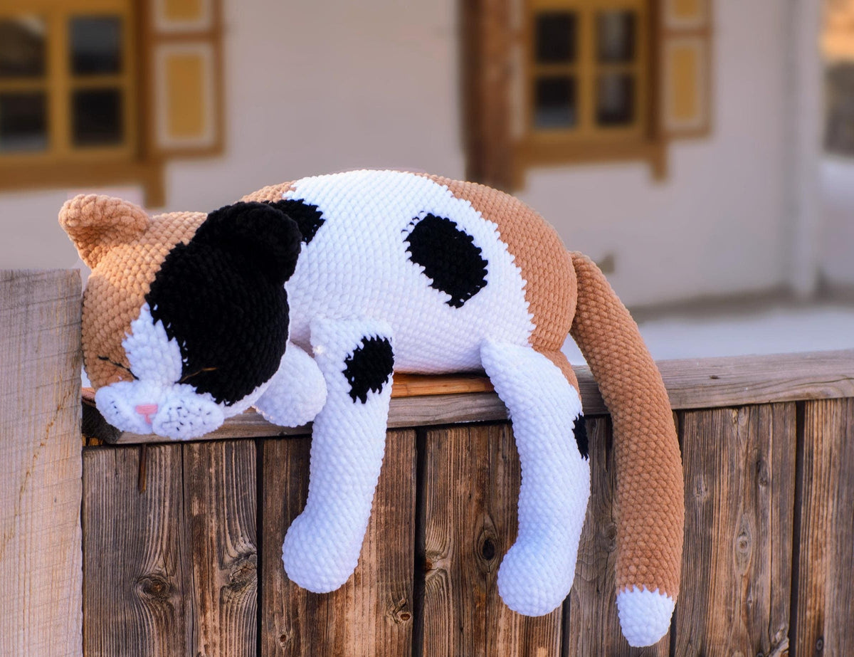 Sleepy Calico Cat finished crochet detail